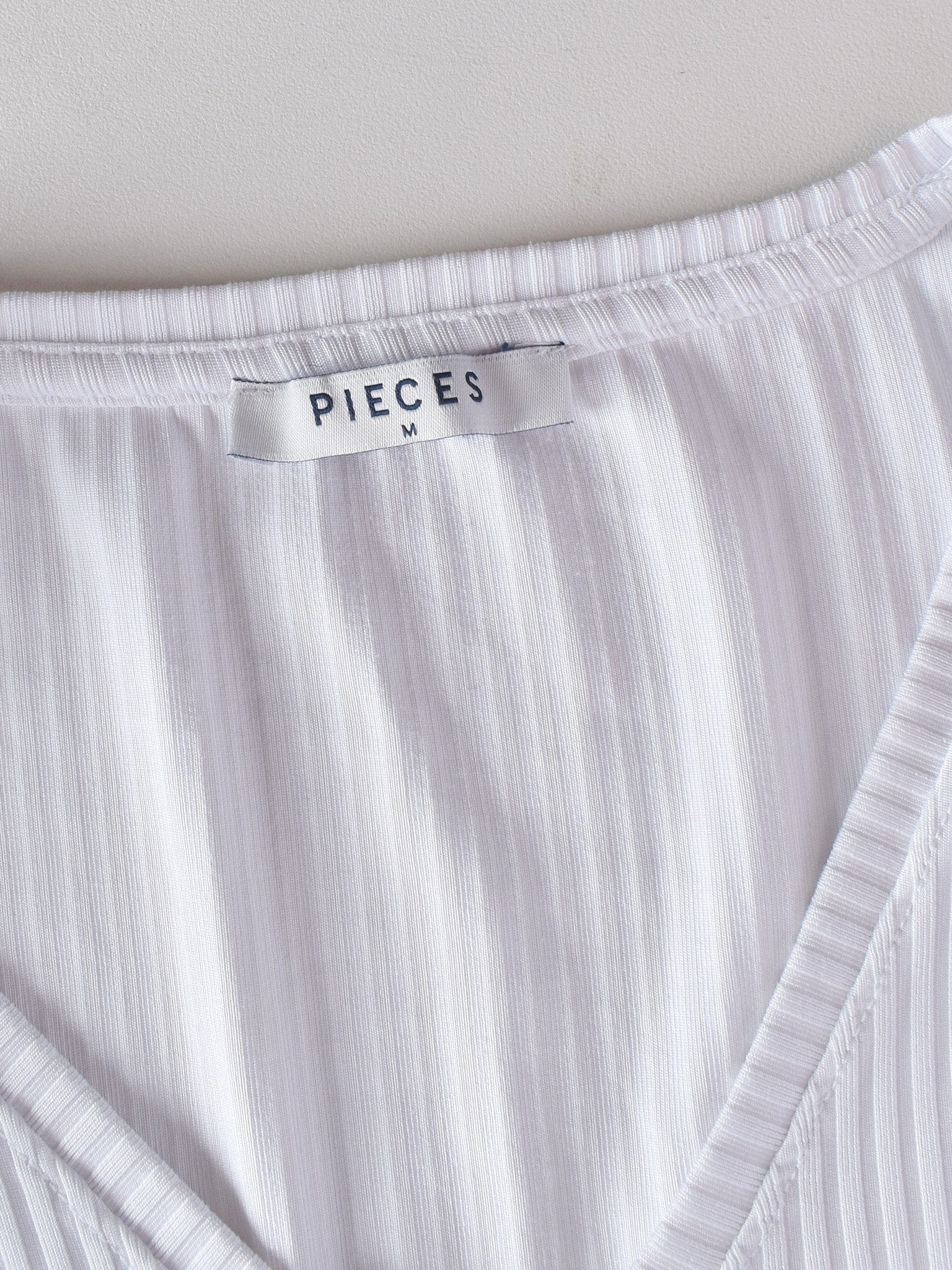 Pieces T-Shirt - M / Hvid / Kvinde - SassyLAB Secondhand